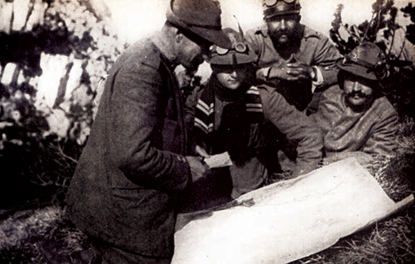 Luglio1916, Vallarsa. Il Tenente Cesare Battisti, primo a sinistra, con gli ufficiali della sua compagnia prima dell'attacco a Monte Corno in cui verrà catturato dagli Austriaci