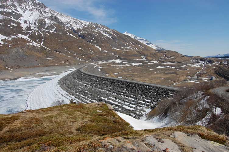 31 marzo 2012-Moncenisio.Il fronte NW della diga con sullo sfondo la cima del Rocciamelone