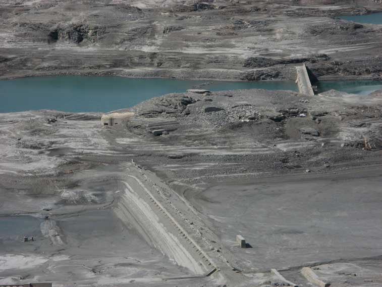 10 maggio 2012 fondo lago Moncenisio-Si possono distinguere la diga in terra,la diga di mezzo e i malloppi mitragliatrici e anticarro del Centro 18