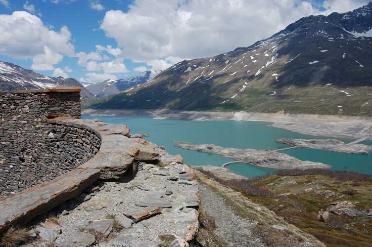 Il lago e le vecchie dighe del Moncenisio visti dallo spalto del Varisello