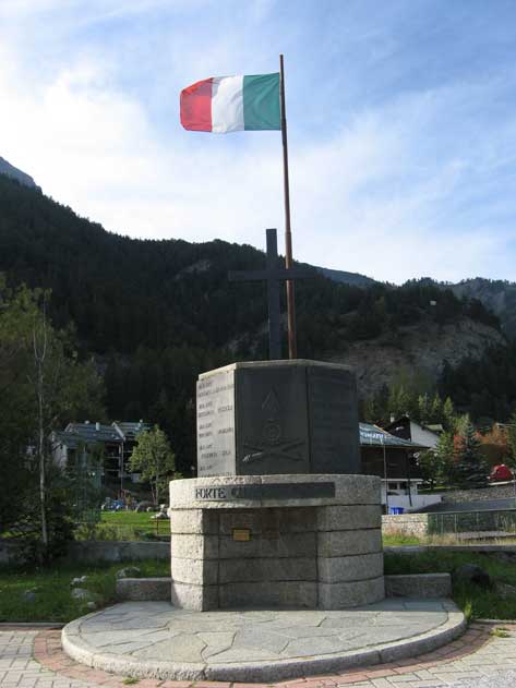 Il monumento eretto a memoria dei caduti dello Chaberton presso i giardinetti pubblici di Cesana Torinese