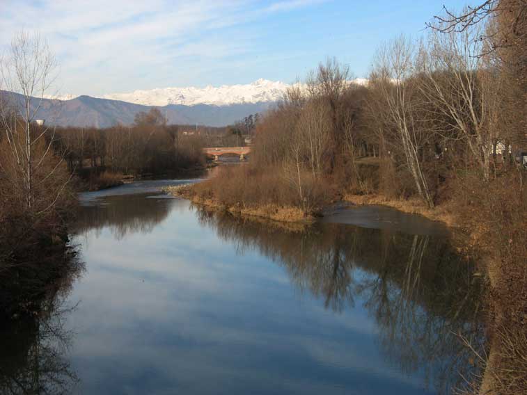 19 Dicembre 2012 Venaria Reale.Il torrente Ceronda e le Alpi viste dalla passerella pedonale di Via Mazzini