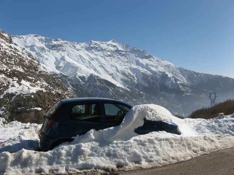 3 marzo 2013-Il parcheggio,fortunatamente la vettura ripresa non è la nostra.Sullo sfondo il Rocciamelone