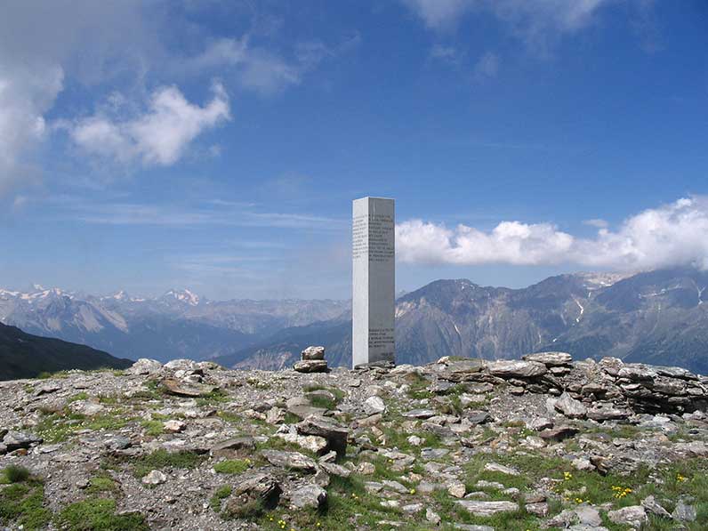 Il cippo in 4 lingue ricorda il punto in cui è caduto il comandante delle truppe Franco-Spagnole Cavaliere di Belleisle