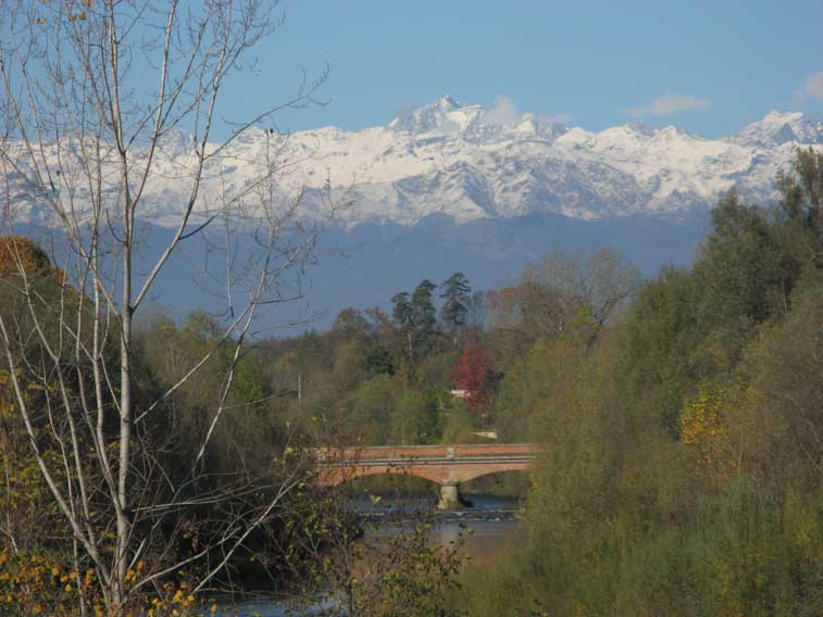 16 novembre 2013 Venaria Reale-Il torrente Ceronda,il ponte Castellamonte e sullo sfondo il Gran Paradiso