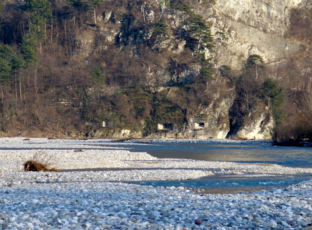 Opera 6 Sassotagliato e la rampa che sale alla 8 vista dalla 2