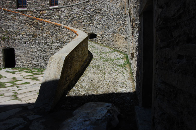 12 giugno 2014 Moncenisio Forte Roncia-La rampa di accesso alle casematte con la scritta W 1918