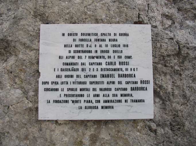 Targa in ricordo dei combattimenti del luglio 1916 posata nei pressi del Rifugio Giussani