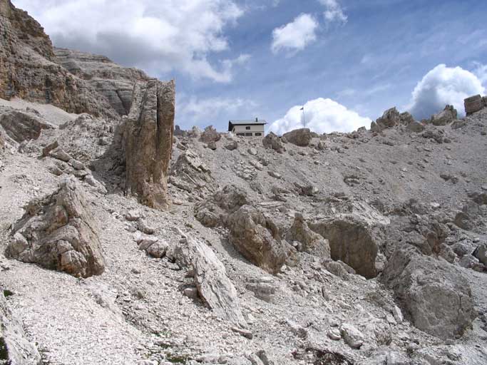 Il Rifugio Giussani alla Forcella di Fontana Negra