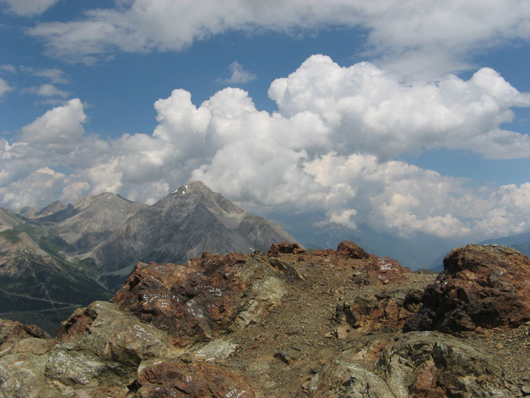 Il monte Chaberton e le nubi circostanti visti dalla sommità dello Chenaillet