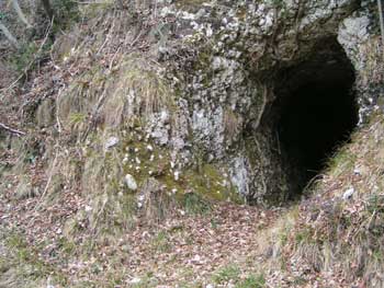 caverna di ricovero sotto le trincee 1° G.M.