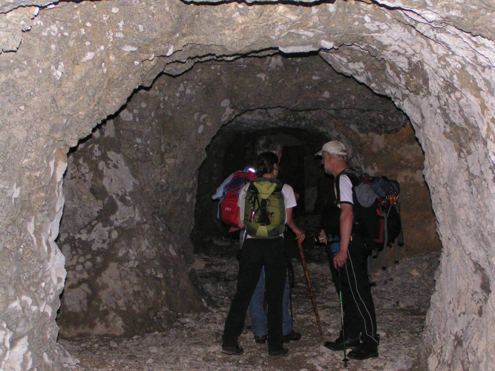 interno in caverna