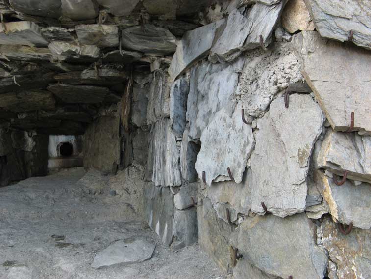 Sostegni del mascheramento in pietre della cannoniera