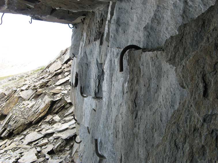 Sostegni del mascheramento in pietra della cannoniera