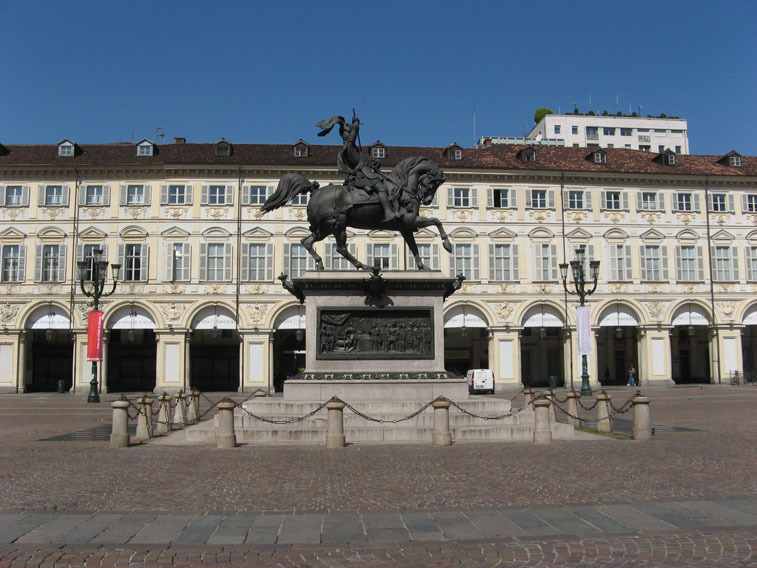 22 aprile 2015 Torino-Il monumento equestre a Emanuele Filiberto detto &quot;Testa di Ferro&quot; al centro di Piazza San Carlo