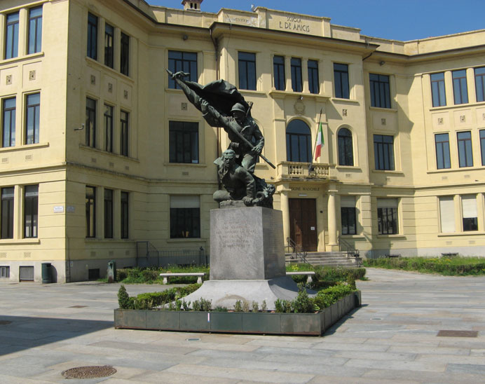 24 aprile 2015 Venaria Reale-Piazza Vittorio Veneto-Scuola elementare e monumento ai Caduti.