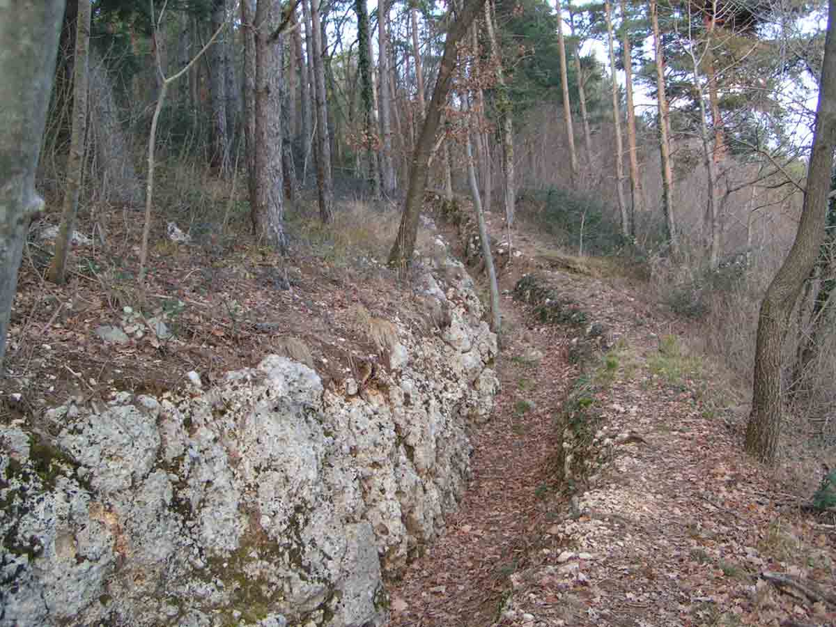 linea di trincea con accesso alla linea sottustante