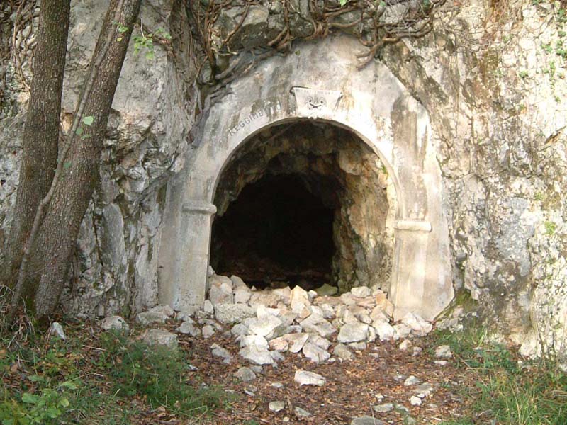 l' accesso alla caverna
