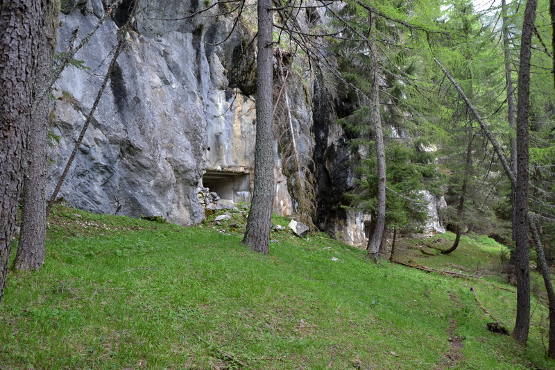Vista della parete di roccia con arma3 e arma2
