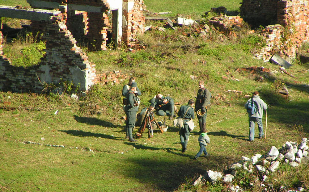 i resti della caserma  nell' avvallamento retrostante le trincee