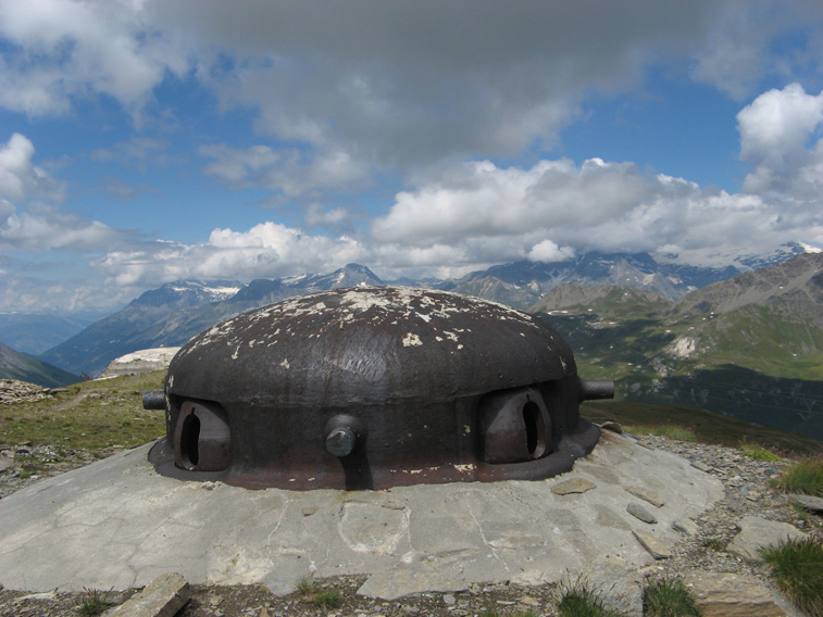 Torretta metallica per mitragliatrice.Tipica delle Tipo 200