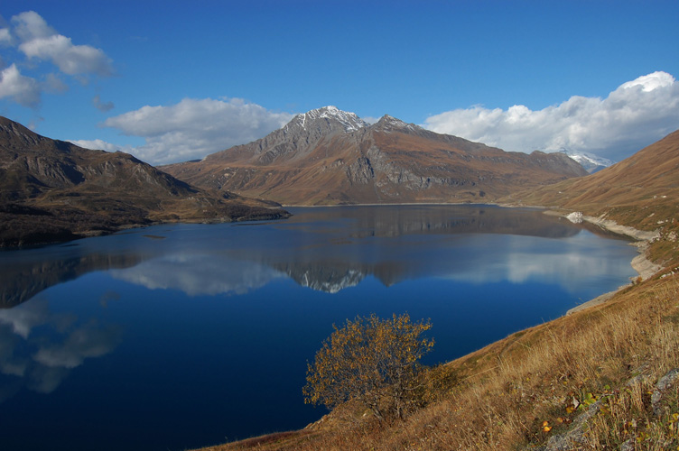 Cima Clairy,Cima di Laro,il Passo della Beccia e le nubi si specchiano nel lago