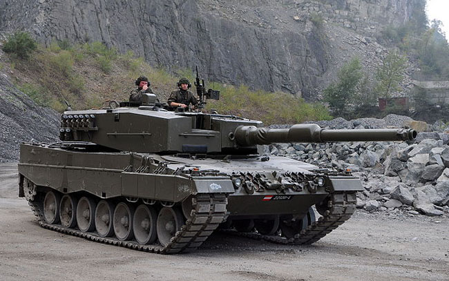 Kampfpanzer_Leopard_2A4,_.jpg