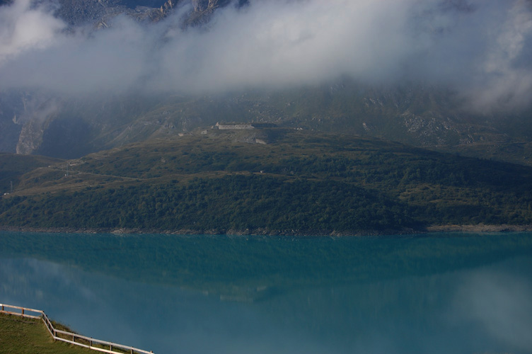 Moncenisio-Il Forte Varisello si specchia nel lago