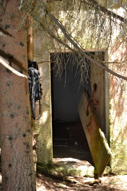 La porta d'ingresso della casermetta di vetta di Monte Forno