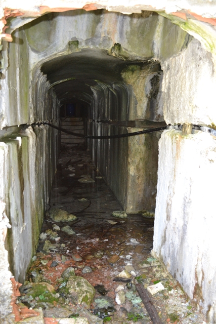 L'ingresso del massiccio edificio all'inizio della strada per il Monte Forno. Il tubo nero di gomma alimenta la vicina fontana.