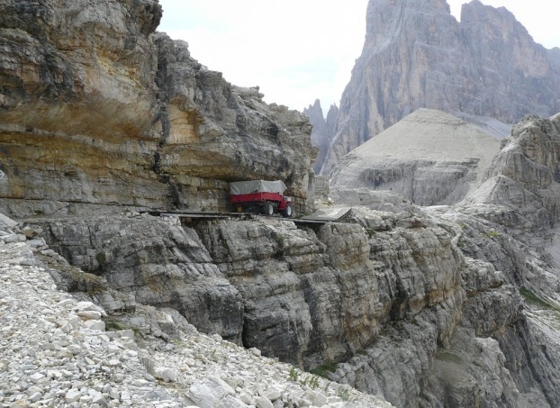 motocarro al Pian di Cengia.jpg