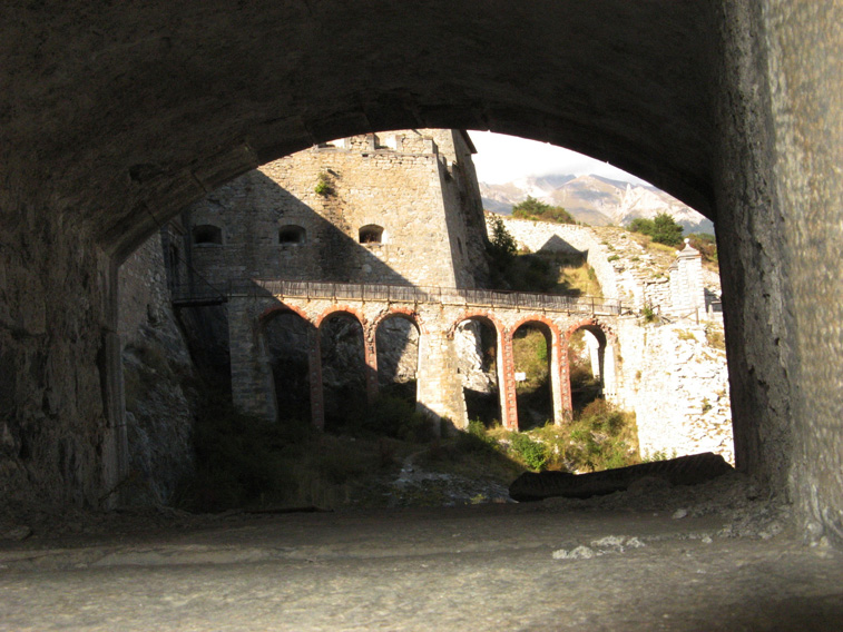 Vista sul ponte di accesso al Forte Vittorio Emanuele