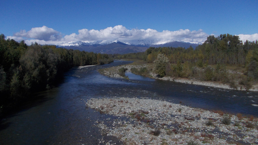 Il torrente Stura di Lanzo e le Alpi viste dal ponte di Robassomero