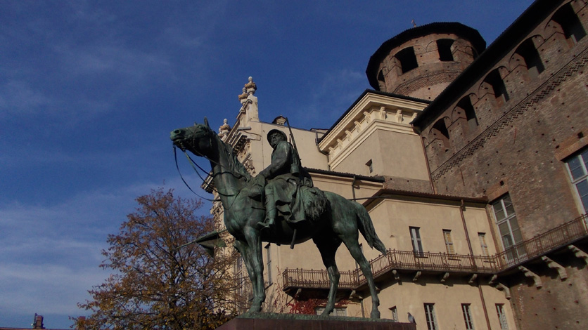 11 dicembre 2015 Torino Piazza Castello-Monumento ai Cavalieri d'Italia e scorcio di Palazzo Madama