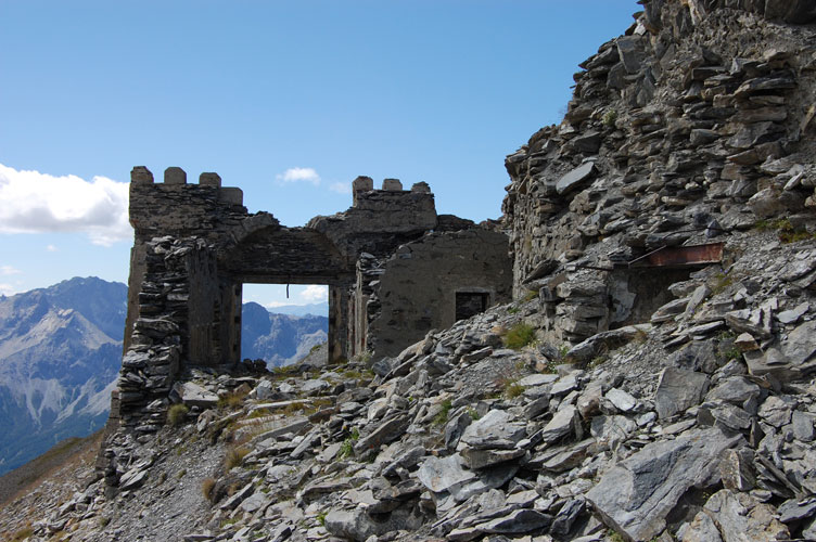 L'ingresso del Forte Jafferau visto dall'interno.Qui terminava la strada proveniente da Forte di Fenil