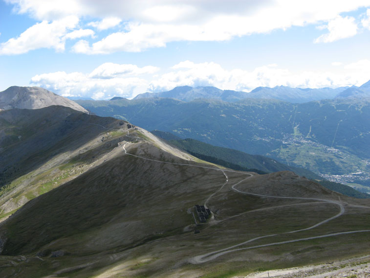 Il tratto di strada che passa davanti ai baraccamenti del Colletto Jafferau visto dalla cima