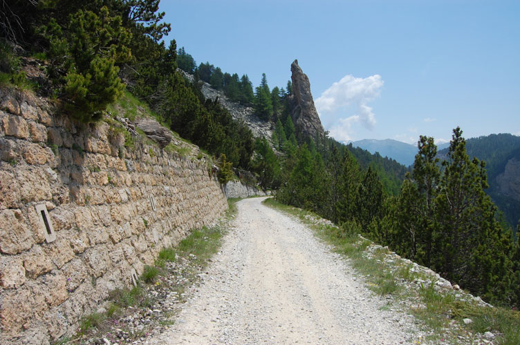 Tratto di strada,notevole il muro di contenimento