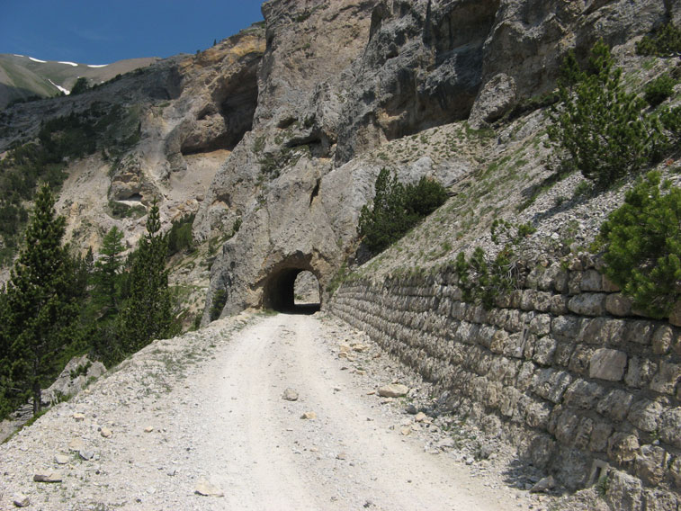 Muro di contenimento e galleeria,due notevoli manufatti.Manca poco alla galleria dei Saraceni