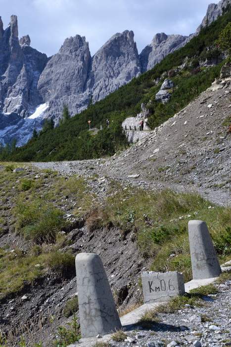 Paracarri e cippo chilometrico con indicazione dei Km mancanti al termine della strada