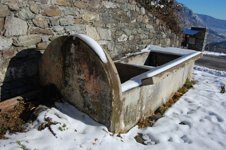 Fontana nei pressi dell'ingresso della sede di guerra del comando della Divione Cagliari