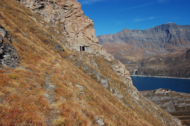 La porta-garitta dell'ingresso della Batteria B2 con uno scorcio di panorama sul Moncenisio