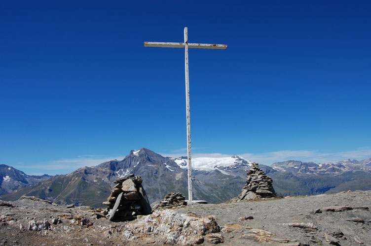 La cima del Mont Froid,la targa ricordo è inserita nel cippo alla destra della croce.Sullo sfondo i ghiacciai della Vanoise