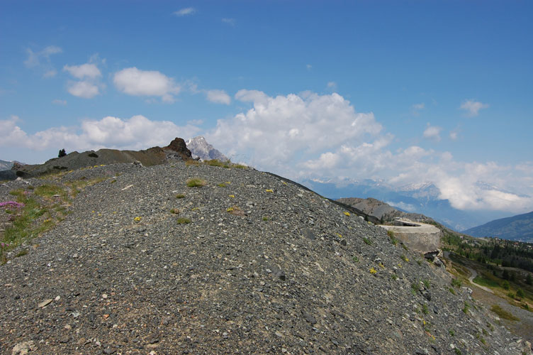 Poggio Brusaille-Da sx a dx osserviamo il Il Roc La Luna,il Monte Chaberton,la Cresta Rascià e il NAS n.2