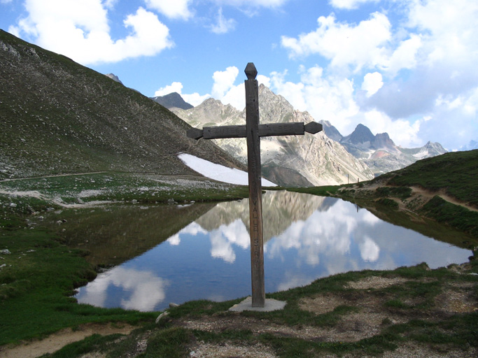 Colle di Vale Stretta-Il Roc Mounioz si specchia nelle acque del laghetto