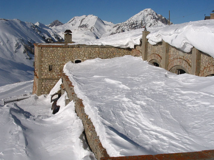 Particolare del Forte Gondran C.Visibile sullo sfondo la cima del Monte Chaberton