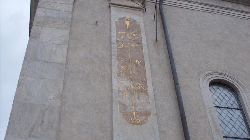 5 luglio 2016 Torino-La strana meridiana presente sul lato destro del Duomo