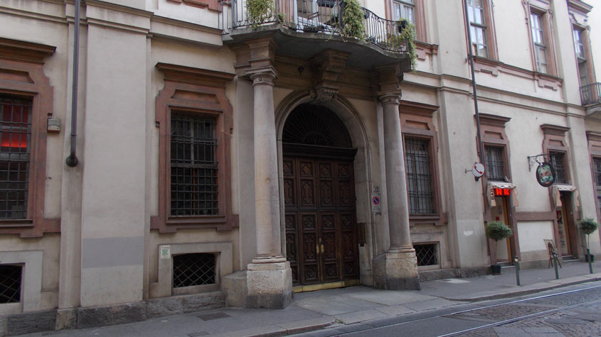 L'ingresso della dimora Torinese del conte Giovanni Battista Cacherano di Bricherasio