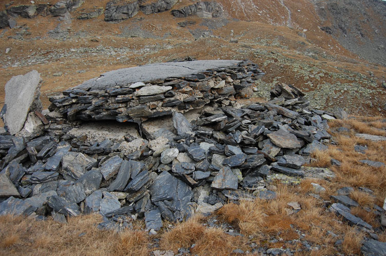 Moncenisio Caposaldo Clapier-In primo piano i ruderi della Postazione 3 e sullo sfondo in alto la Casermetta Clapier