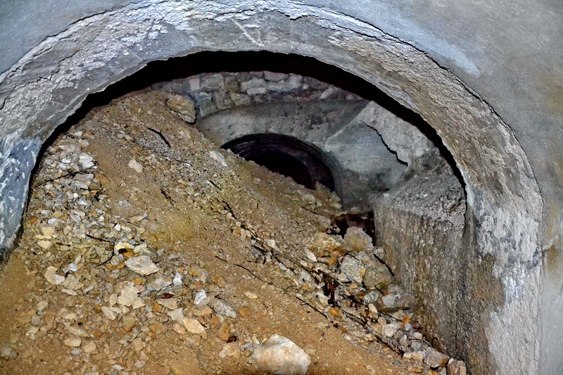 Corridoio ingombro dai detriti dello scavo osservatorio