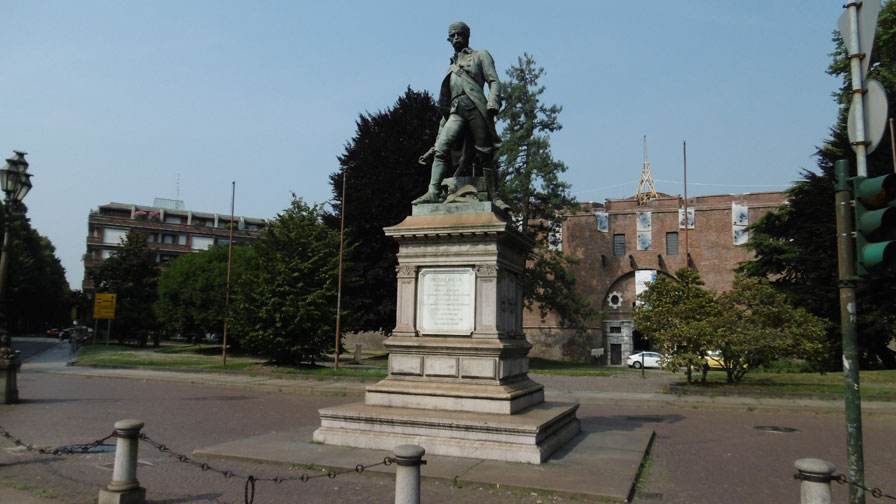 Torino-Il monumento a Pietro Micca di fronte al Mastio della Cittadella
